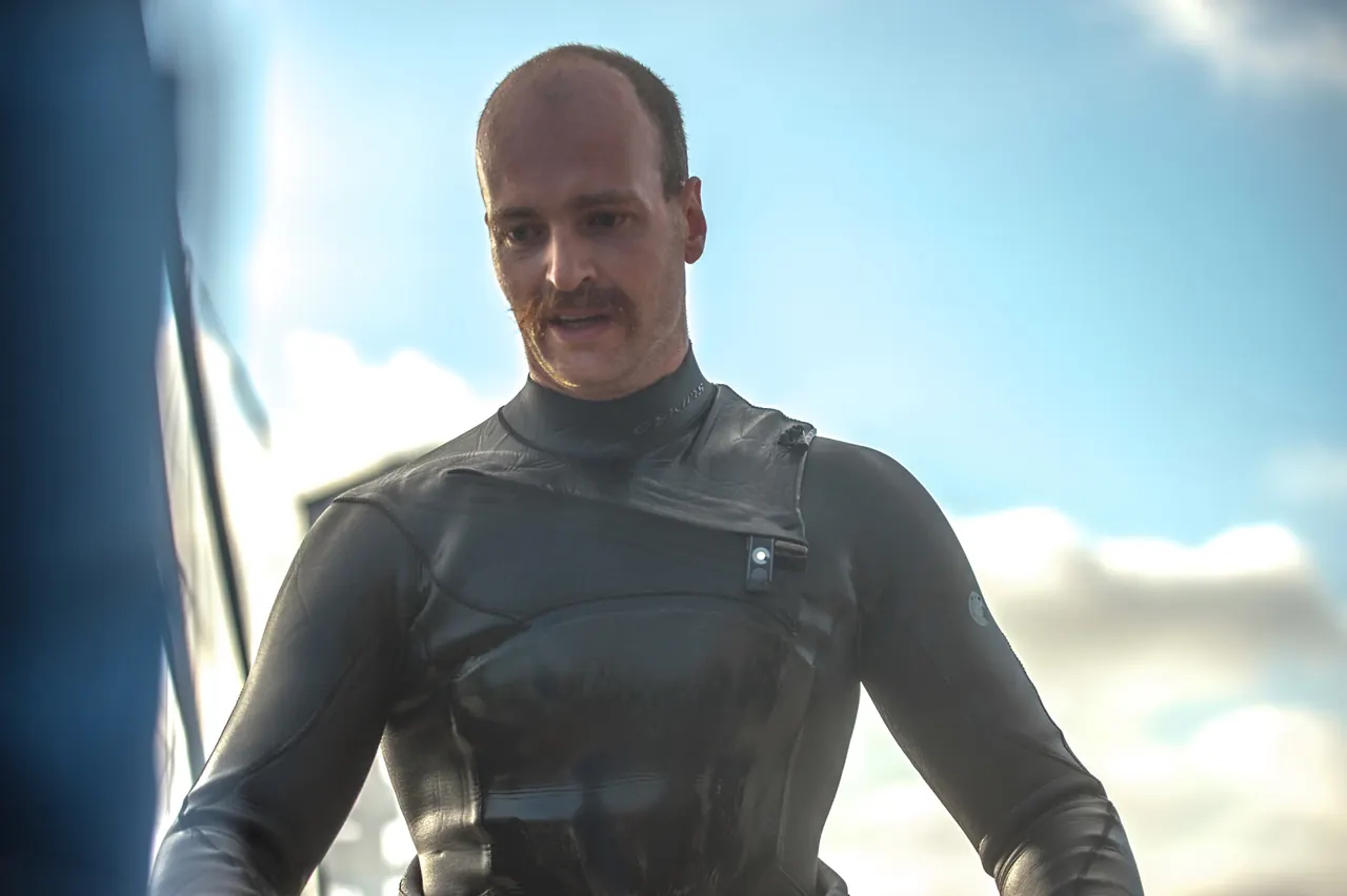 Portret van Emiel Prové in wetsuit