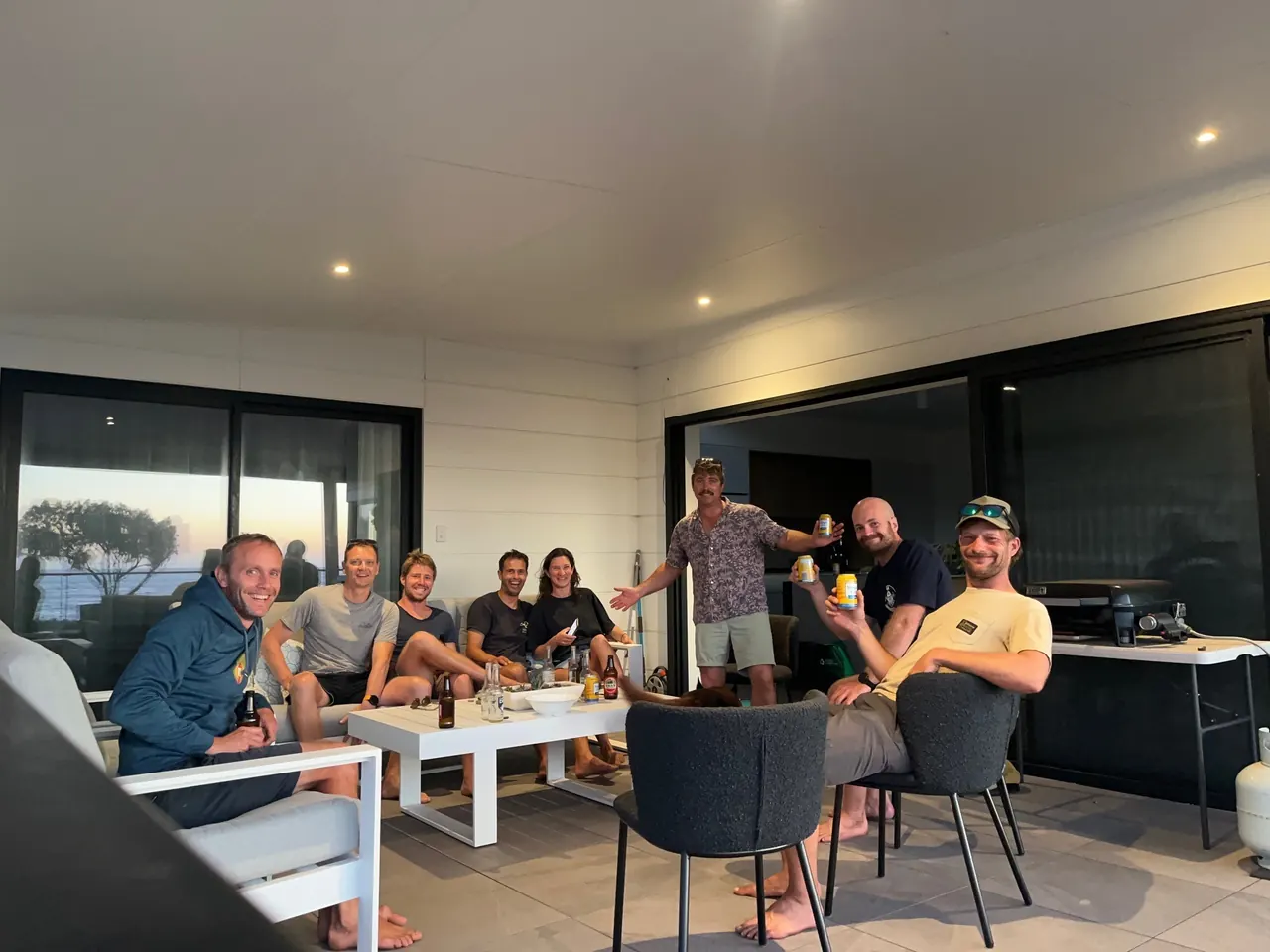 De crew samen in het vakantiehuis