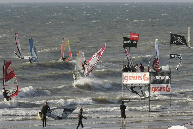 Windsurfers voor de jurytoren in zee tijdens BK Crash