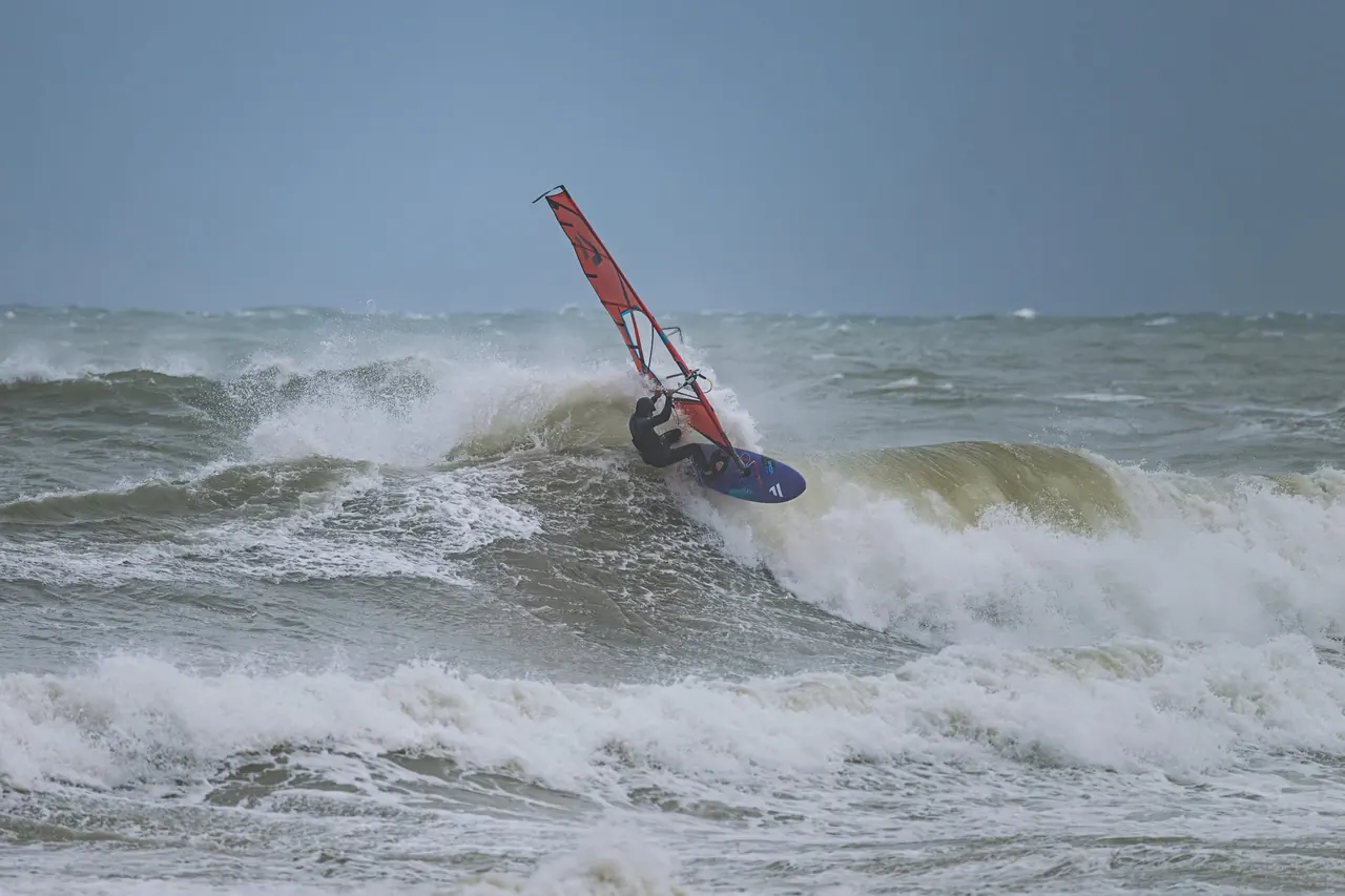 Jeugdige windsurfers op La Pointe