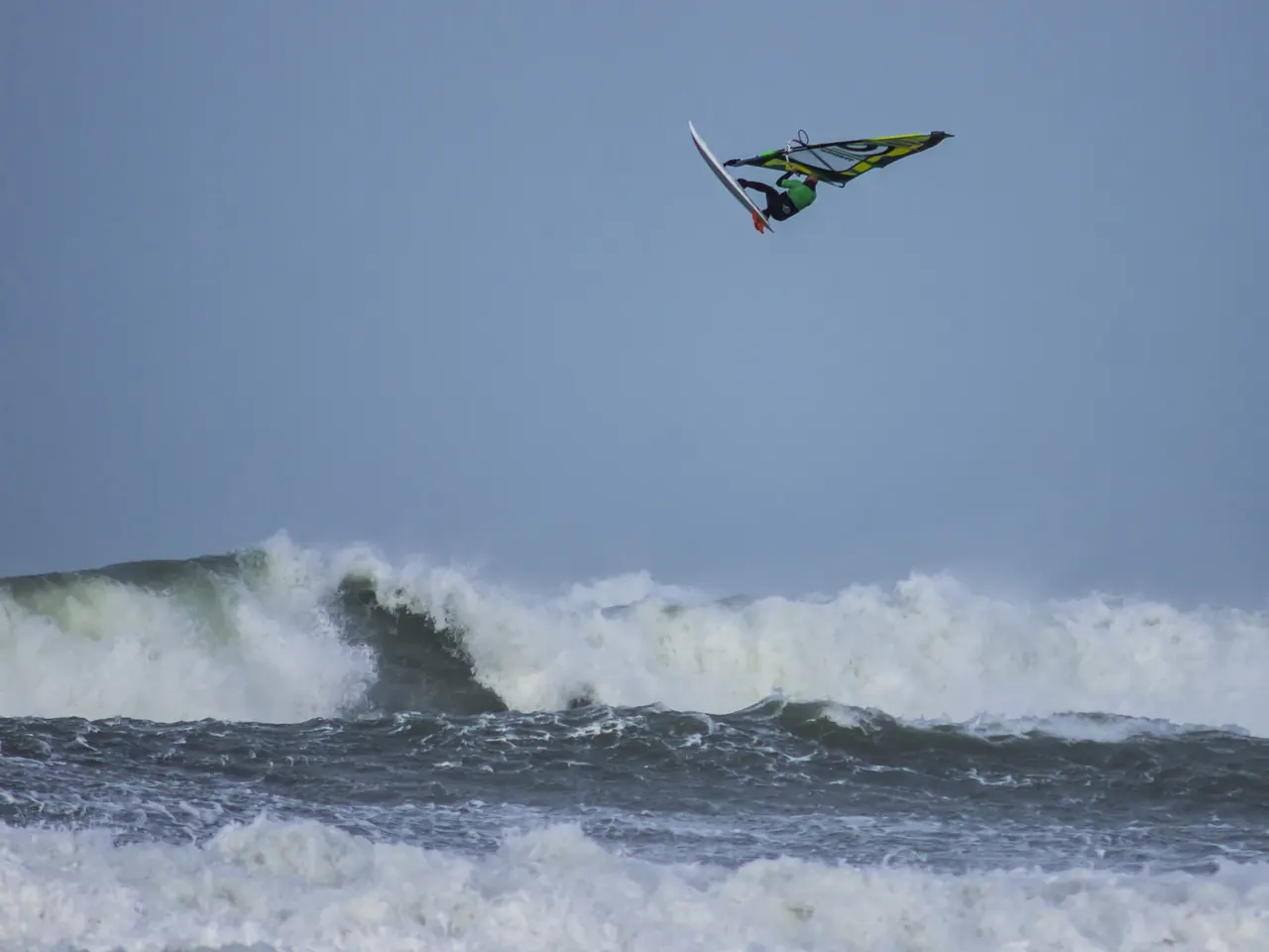 Hoge sprong in de golven