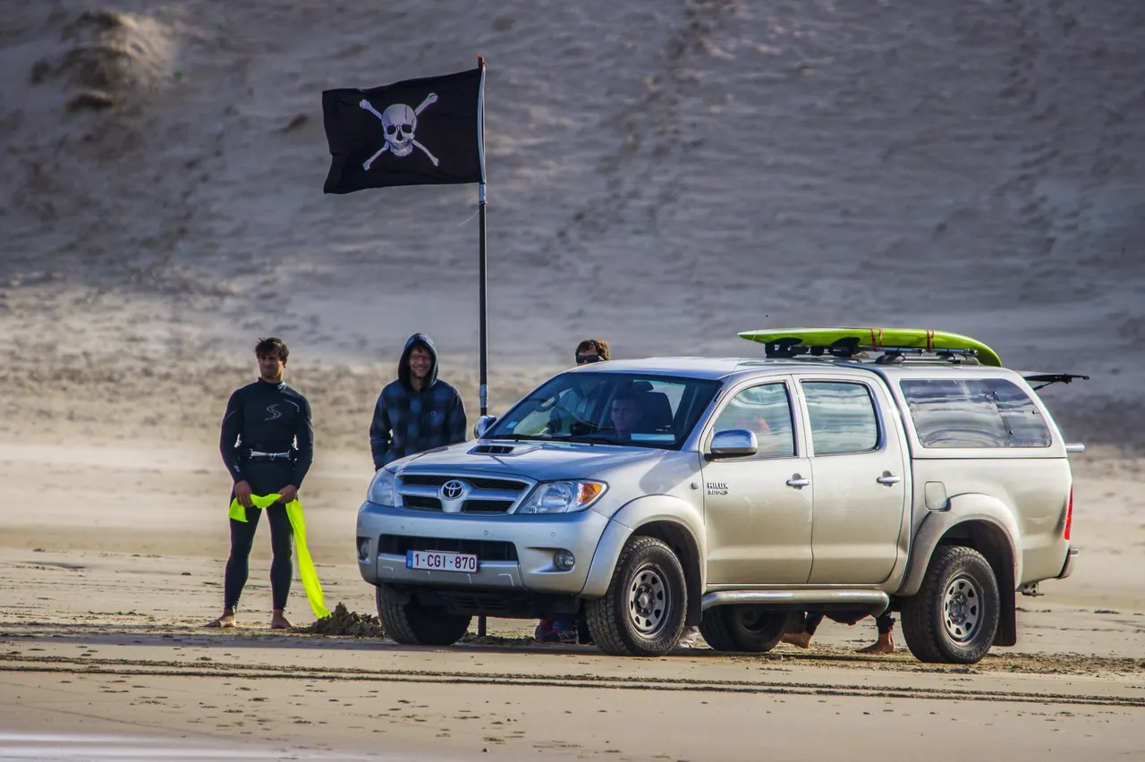 Windsurfer op een golf