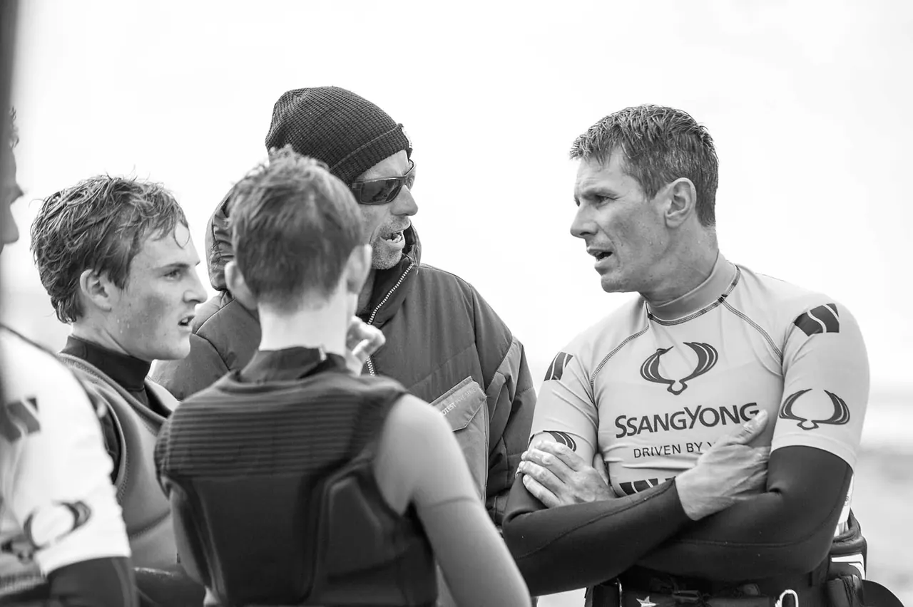 Stormriders team in overleg op het strand