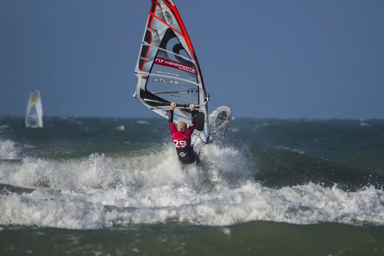 Windsurfer in actie in het schuim