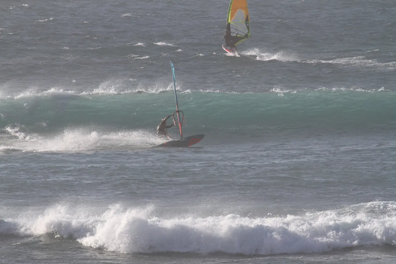 Windsurfers op de line-up
