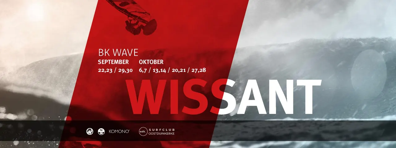 Panorama van windsurfers op zee