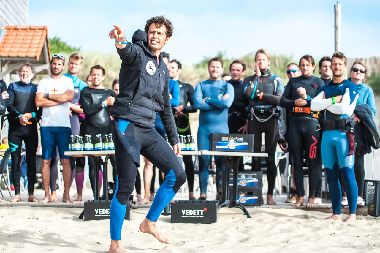 Xavier Royaux geeft uitleg aan de riders op het strand