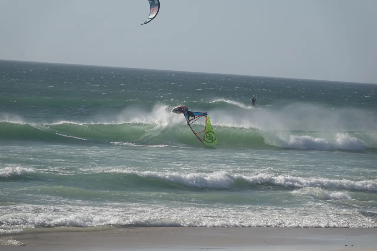 Windsurfer rijdt op een groene golf