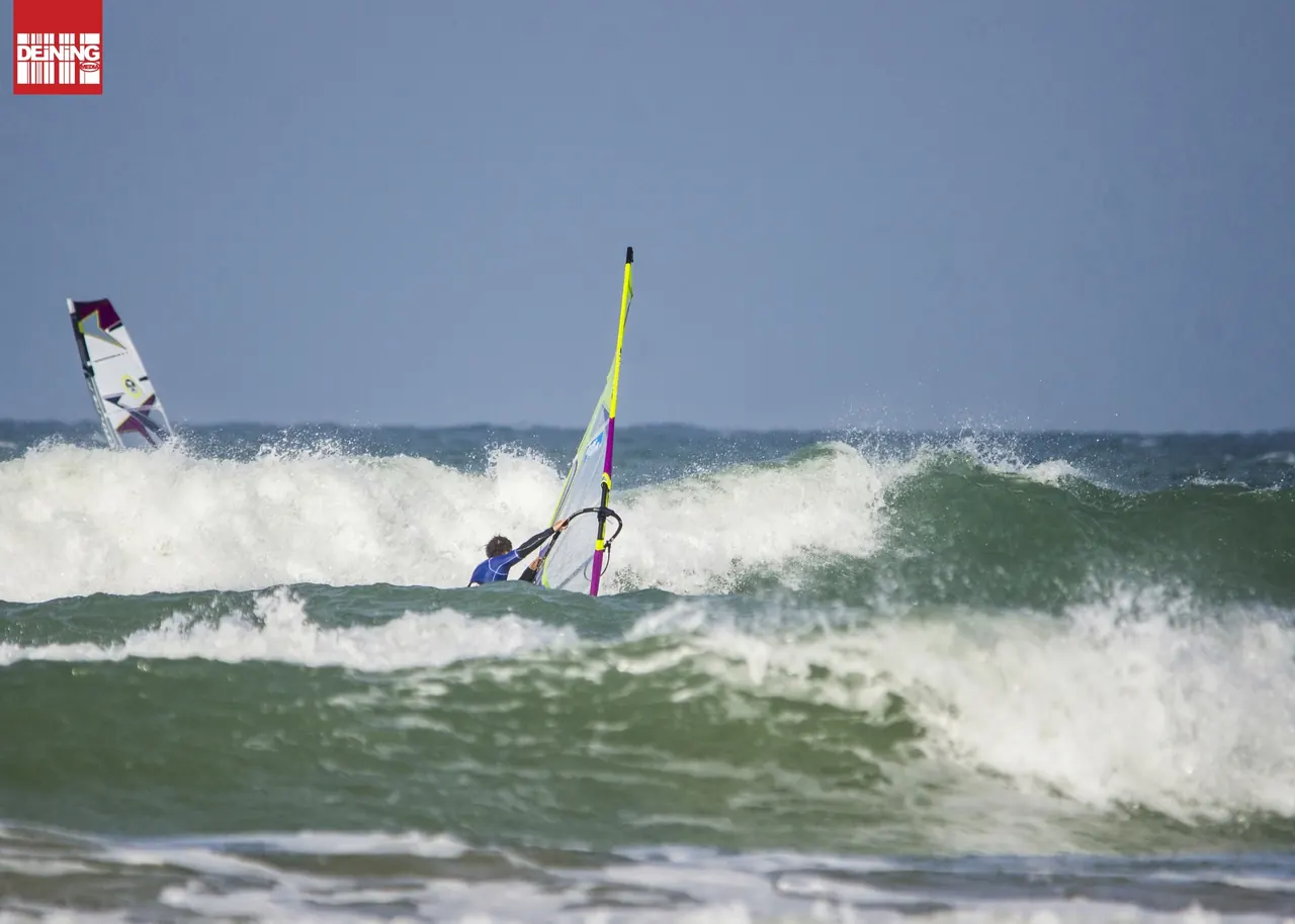 Windsurfers op zee